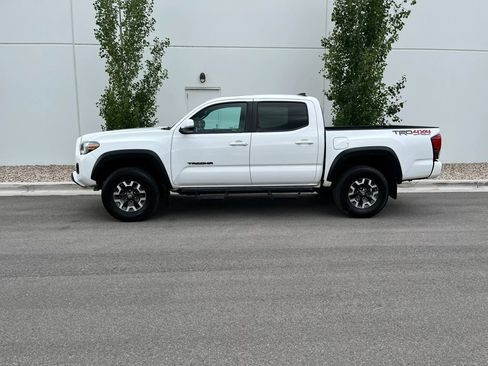 Used 2019 Toyota Tacoma TRD Off-Road AWD/4WD image 2