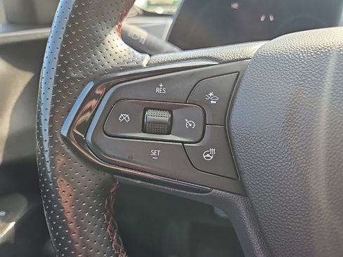 Used 2025 Chevrolet Trax RS w/ Sunroof Package FWD image 41
