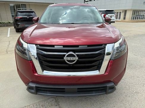Used 2024 Nissan Pathfinder SV FWD image 3