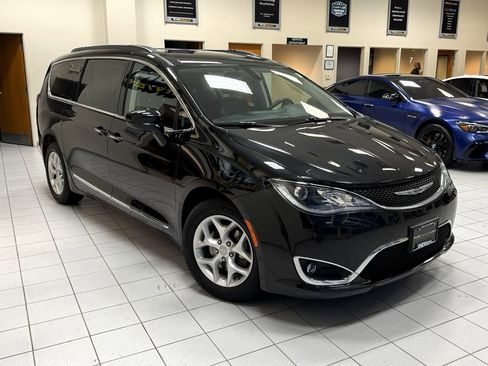 Used 2017 Chrysler Pacifica Touring-L w/ Tire & Wheel Group image 7