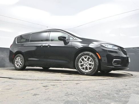 Used 2023 Chrysler Pacifica Touring-L image 37