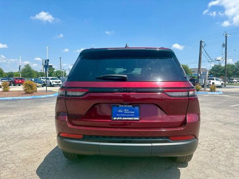 Used 2024 Jeep Grand Cherokee Altitude AWD/4WD image 4