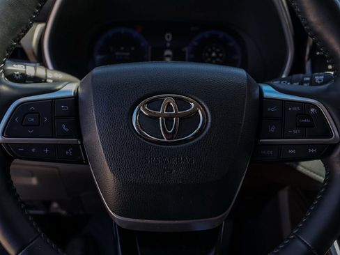 Used 2023 Toyota Highlander Limited FWD image 25