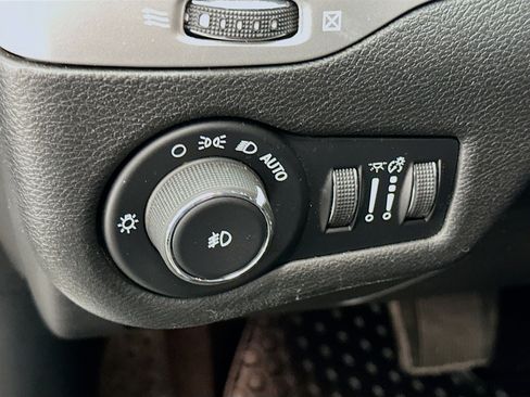 Used 2018 Jeep Cherokee Latitude Plus w/ Cold Weather Group AWD/4WD image 17