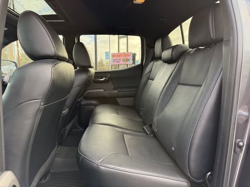 Used 2022 Toyota Tacoma TRD Sport image 10