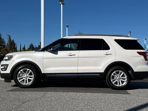 Used 2017 Ford Explorer XLT w/ Equipment Group 202A image 2