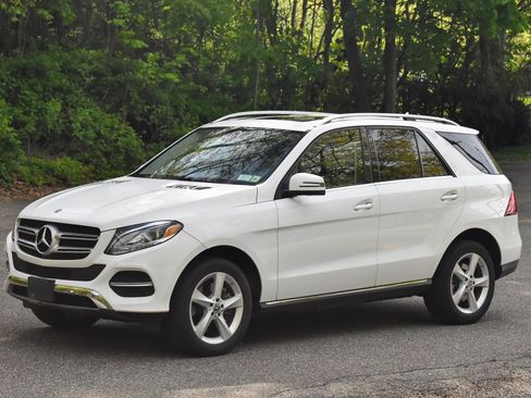 Used 2019 Mercedes-Benz GLE 400 4MATIC image 2