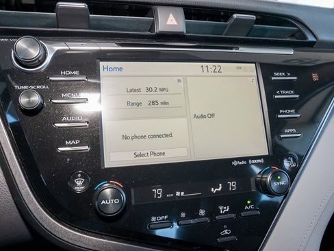 Used 2019 Toyota Camry XLE image 12