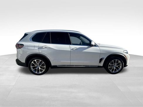 Used 2025 BMW X5 xDrive50e image 3