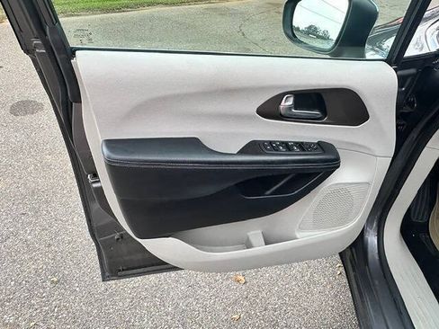 Used 2021 Chrysler Voyager L FWD image 10