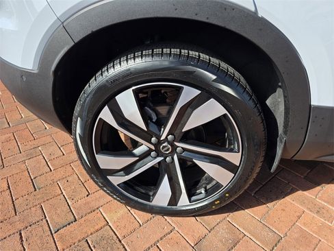 Used 2024 Volvo XC40 B5 Plus image 19