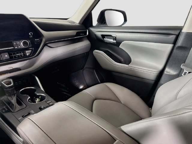 Used 2023 Toyota Highlander XLE FWD image 23