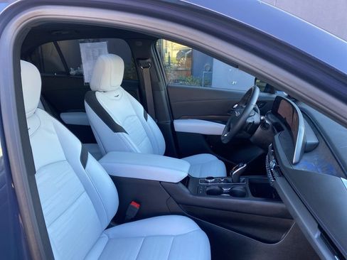 Used 2025 Cadillac XT4 Sport image 12