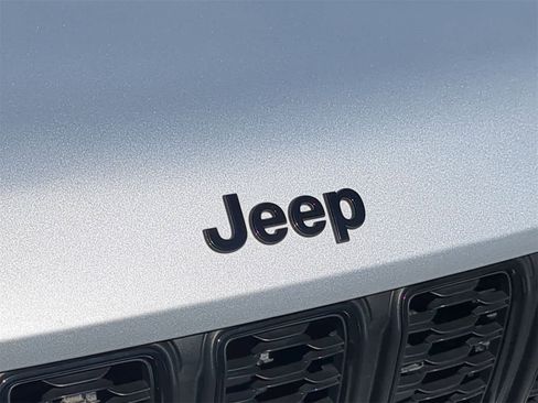 Used 2023 Jeep Grand Cherokee Altitude image 12