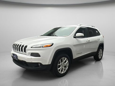 Used 2016 Jeep Cherokee Latitude w/ Cold Weather Group AWD/4WD image 2