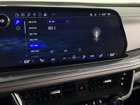 Used 2025 Chevrolet Suburban RST image 18