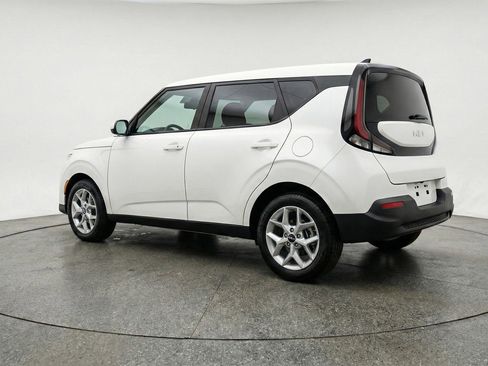 Used 2025 Kia Soul LX w/ LX Technology Package FWD image 6
