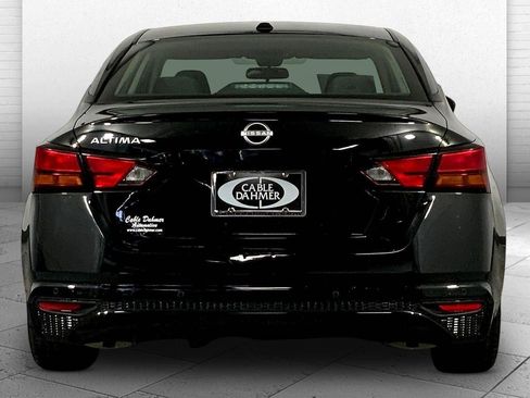 Used 2025 Nissan Altima 2.5 SV image 3