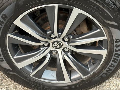 Used 2022 Toyota Venza LE AWD/4WD image 40