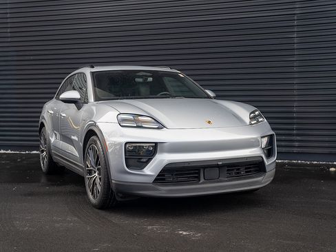 Certified 2025 Porsche Macan Electric image 27