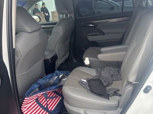 Used 2023 Toyota Highlander Platinum image 3