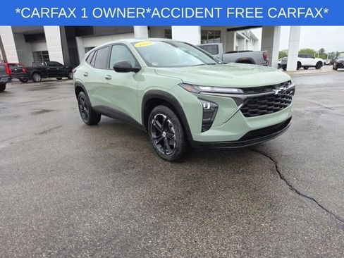 Used 2024 Chevrolet Trax RS w/ Sunroof Package FWD image 2