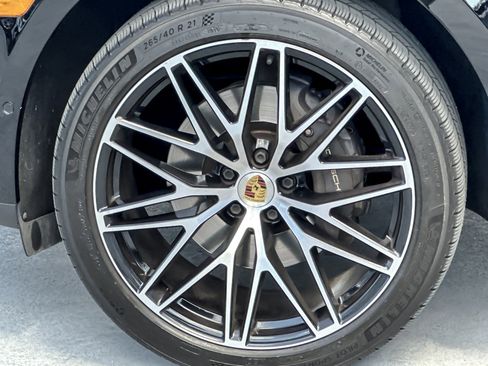 Certified 2023 Porsche Macan AWD/4WD image 26