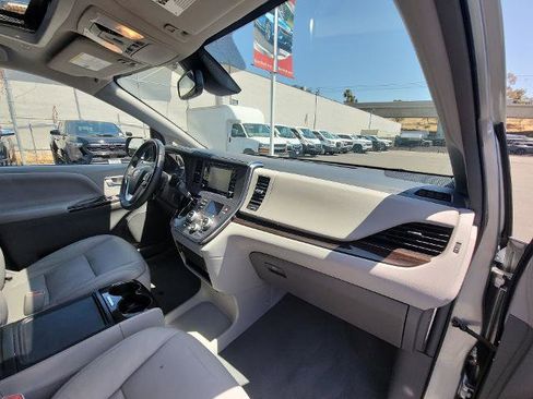 Used 2019 Toyota Sienna XLE FWD image 27