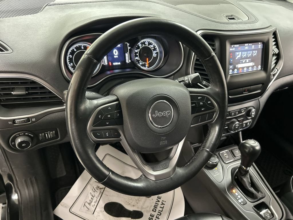 Used 2019 Jeep Cherokee Latitude Plus w/ Cold Weather Group AWD/4WD image 4