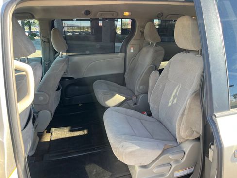 Used 2017 Toyota Sienna LE image 16