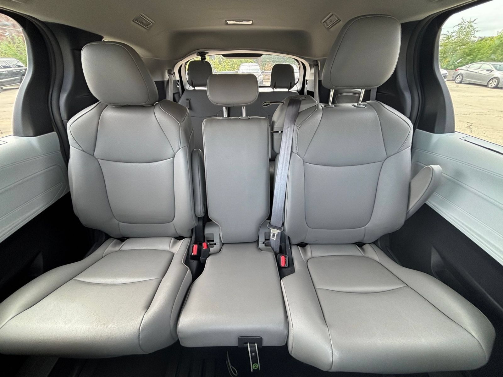 Used 2025 Toyota Sienna XLE FWD image 40