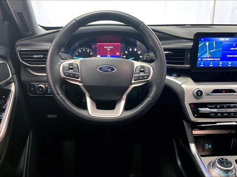 Used 2021 Ford Explorer XLT w/ Equipment Group 202A image 5