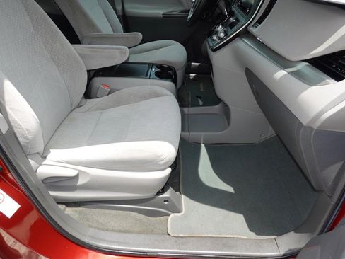 Used 2018 Toyota Sienna LE FWD image 22