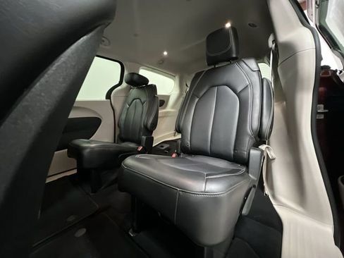 Used 2023 Chrysler Pacifica Touring-L image 23