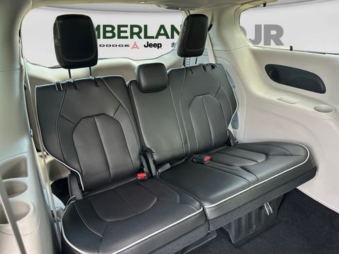 Used 2024 Chrysler Pacifica Limited FWD image 19