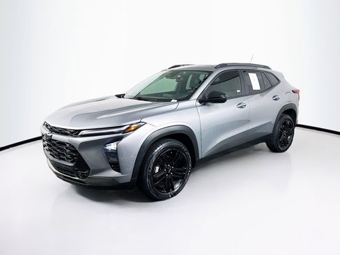 Used 2024 Chevrolet Trax ACTIV w/ Sunroof Package image 3