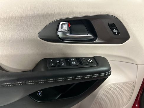 Used 2024 Chrysler Pacifica Select image 14