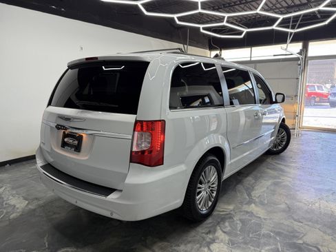 Used 2015 Chrysler Town & Country Touring-L w/ Driver Convenience Group image 5
