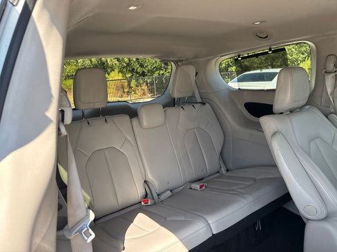 Used 2018 Chrysler Pacifica Touring-L FWD image 11