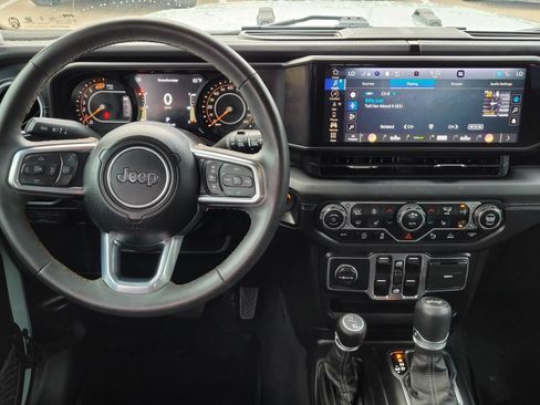 Used 2024 Jeep Wrangler Unlimited Sahara w/ Technology Group AWD/4WD image 19
