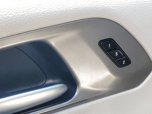 Used 2023 Chrysler Pacifica Touring-L FWD image 27