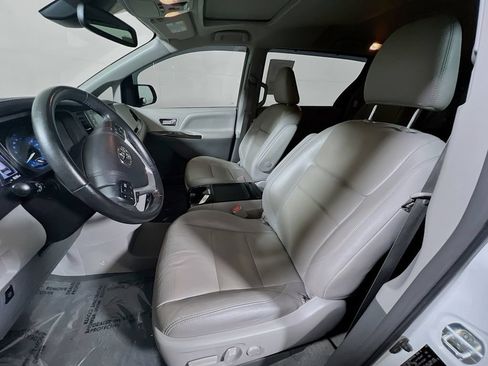 Certified 2018 Toyota Sienna XLE w/ XLE Navigation Package FWD image 18