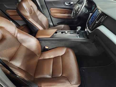 Used 2018 Volvo XC60 T6 Momentum w/ Convenience Package image 3