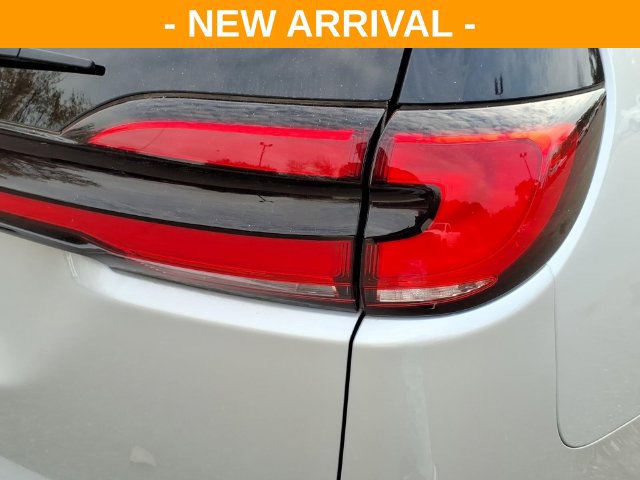 Used 2024 Chrysler Pacifica Limited FWD image 11