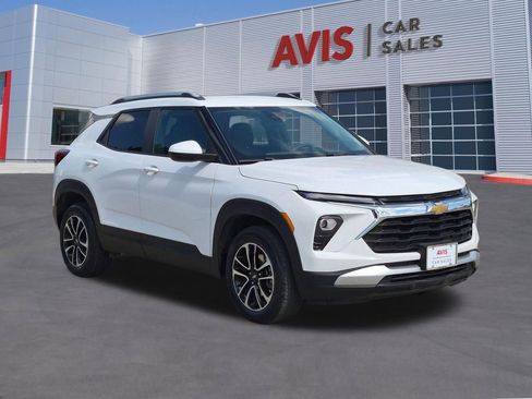 Used 2025 Chevrolet TrailBlazer LT AWD/4WD image 3