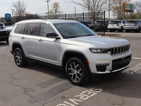 Used 2023 Jeep Grand Cherokee L Limited image 2