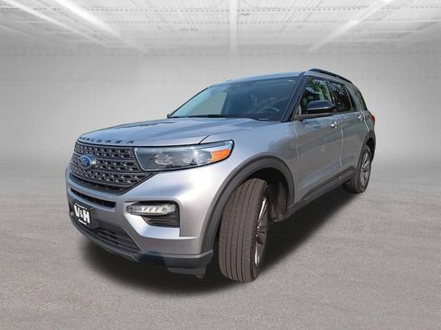 Used 2023 Ford Explorer XLT w/ Equipment Group 202A AWD/4WD image 2