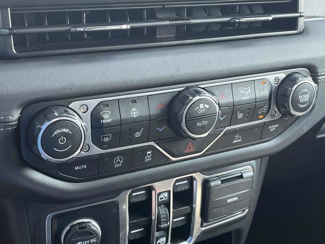 Used 2025 Jeep Wrangler Unlimited Sahara AWD/4WD image 30