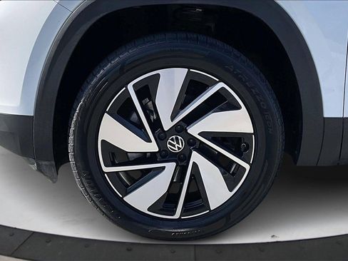 Used 2024 Volkswagen Atlas SE image 32