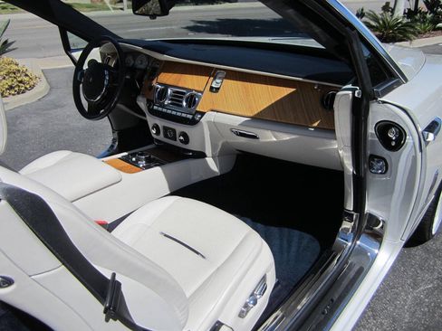 Used 2016 Rolls-Royce Dawn RWD image 31
